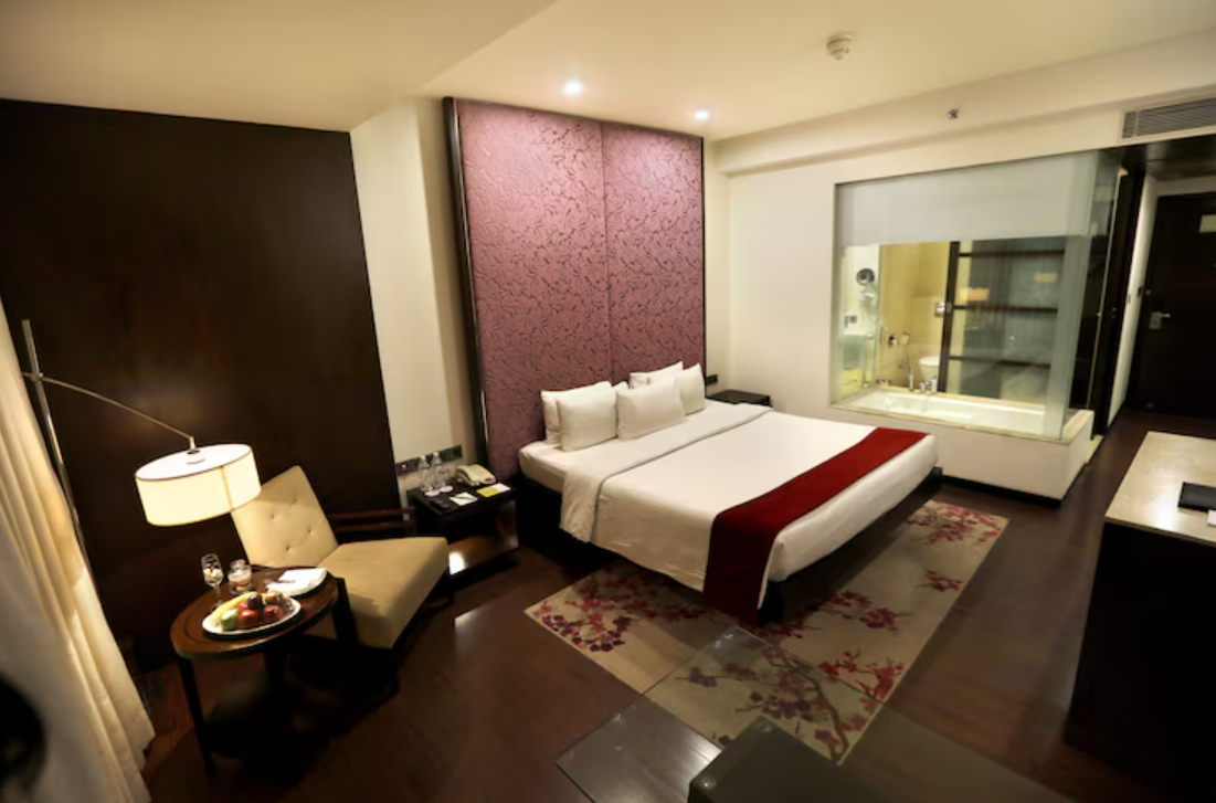 Plunge Pool King Room with Bath tub