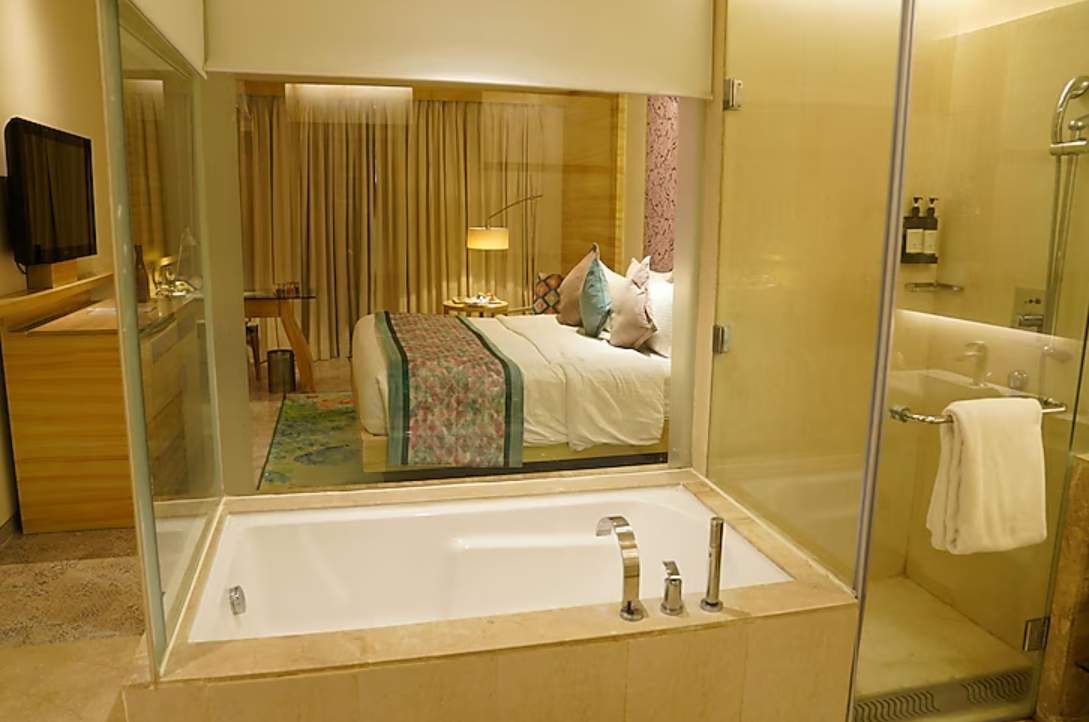 Premium King Front View With Bath Tub
