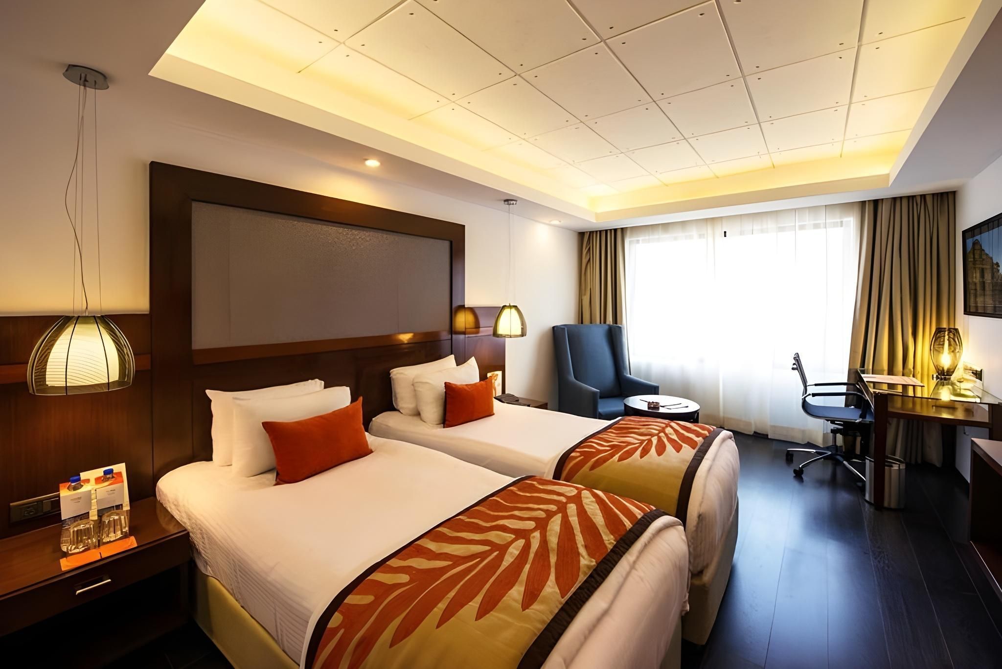 Club Room with King or Twin Bed
