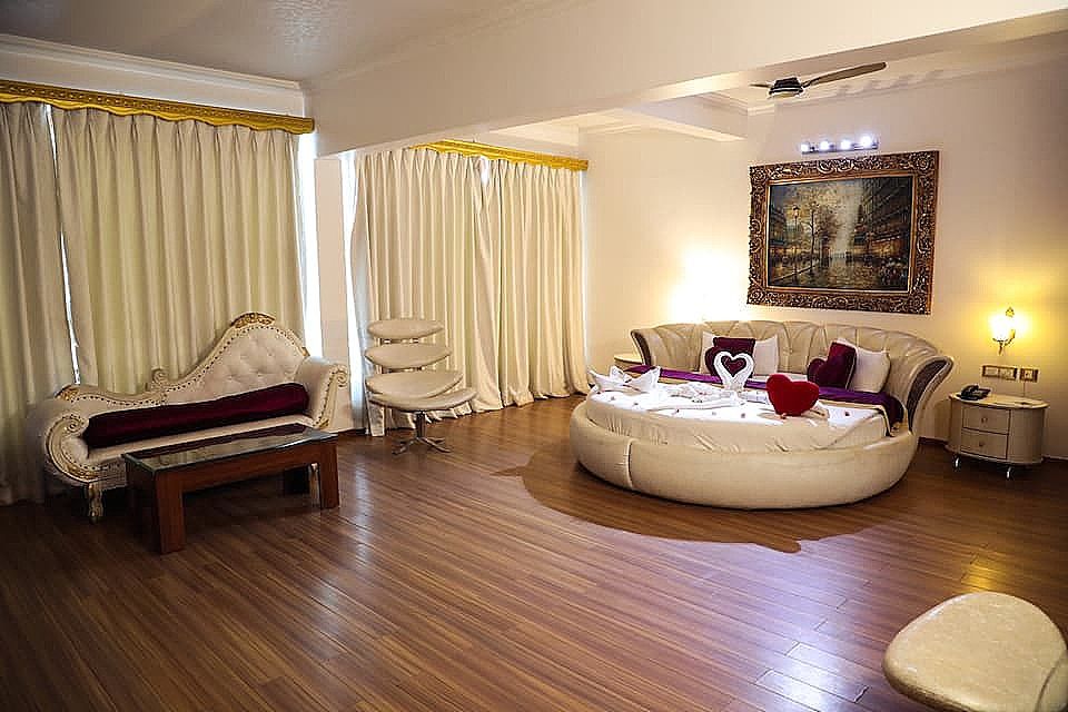 White Pearl Suites Honeymoon Suite 2