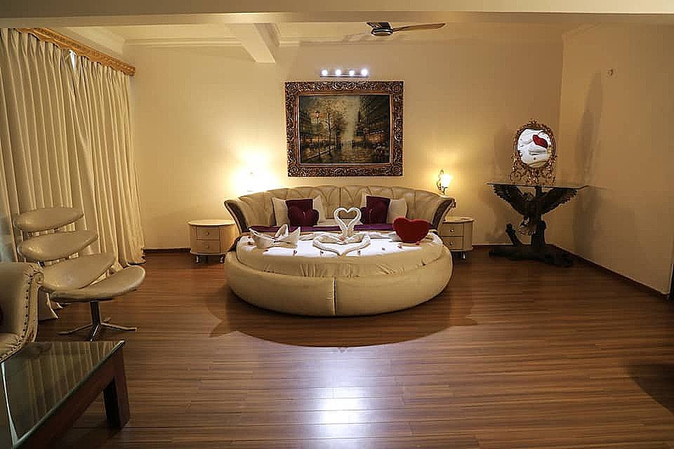 White Pearl Suites Honeymoon Suite 7