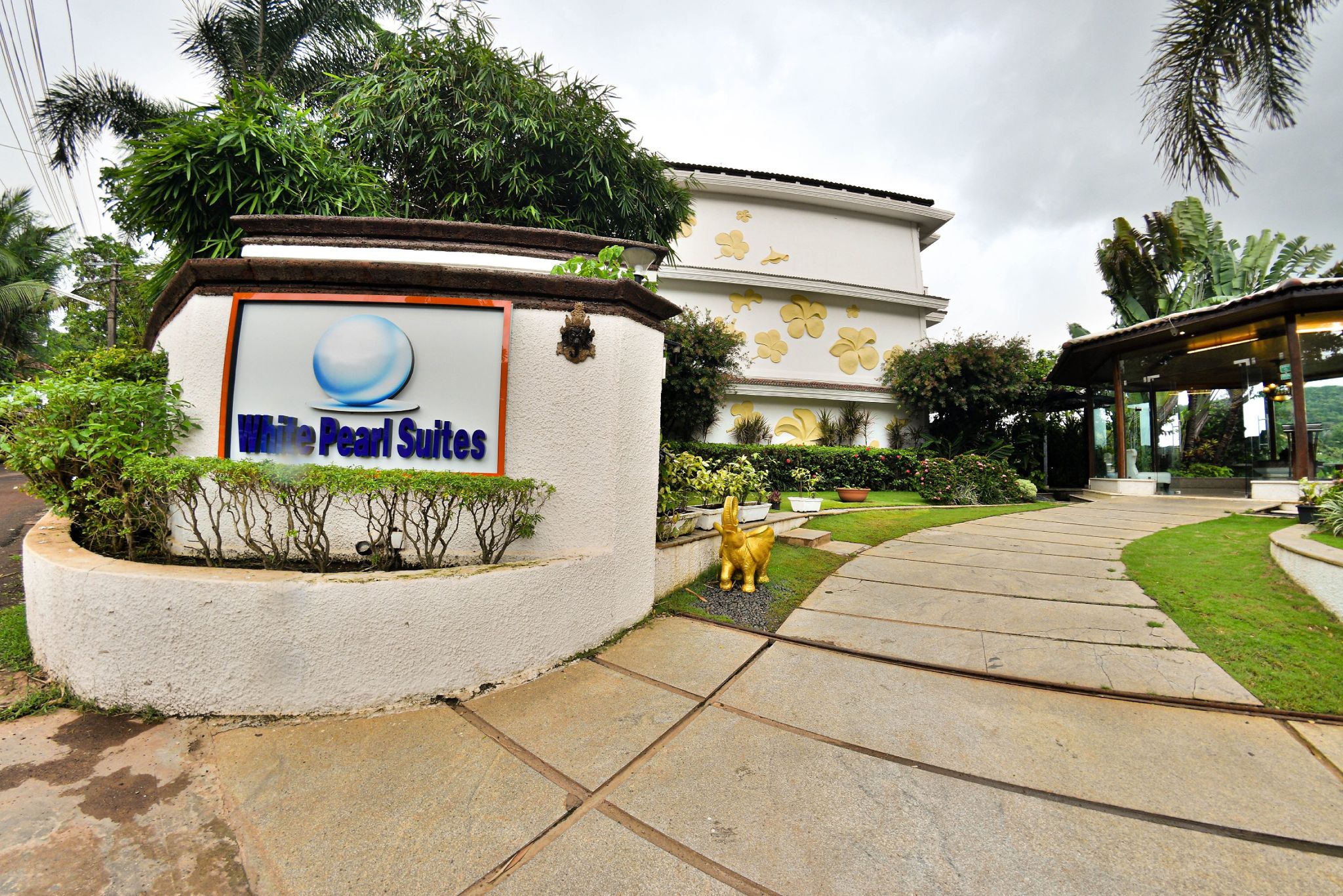 undefined White Pearl Suites