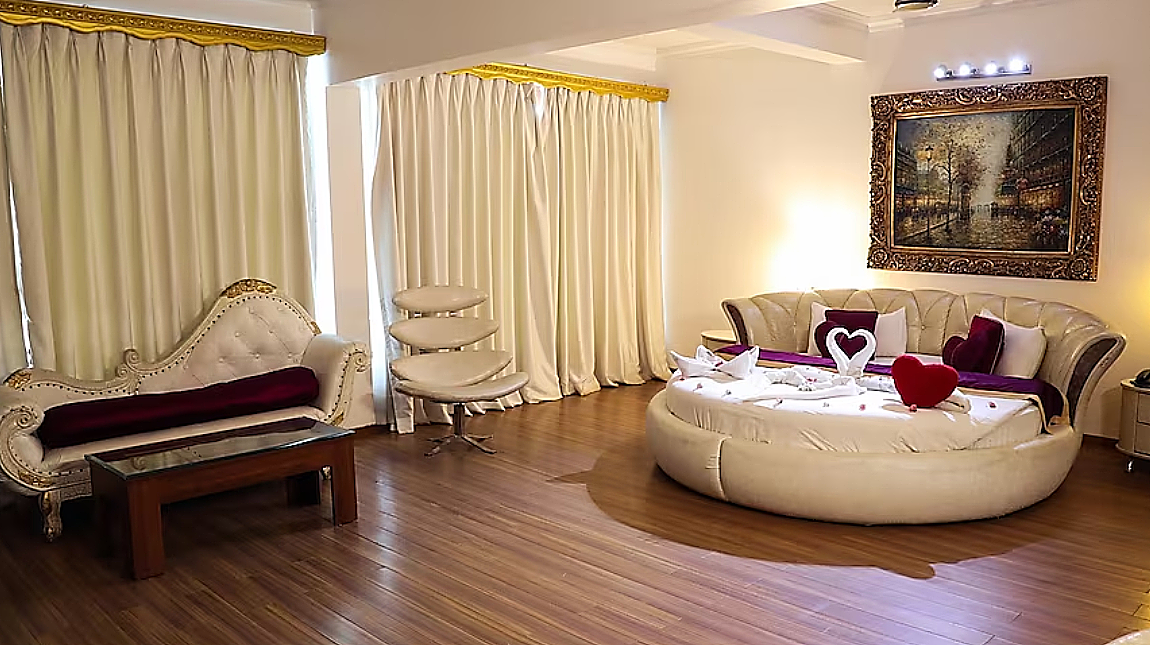 White Pearl Suites Honeymoon Suite 5