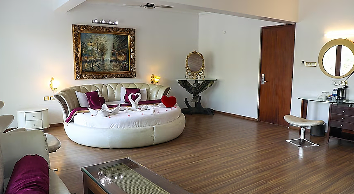 White Pearl Suites Honeymoon Suite 3