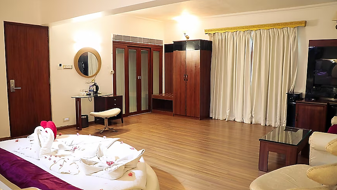 White Pearl Suites Honeymoon Suite 6