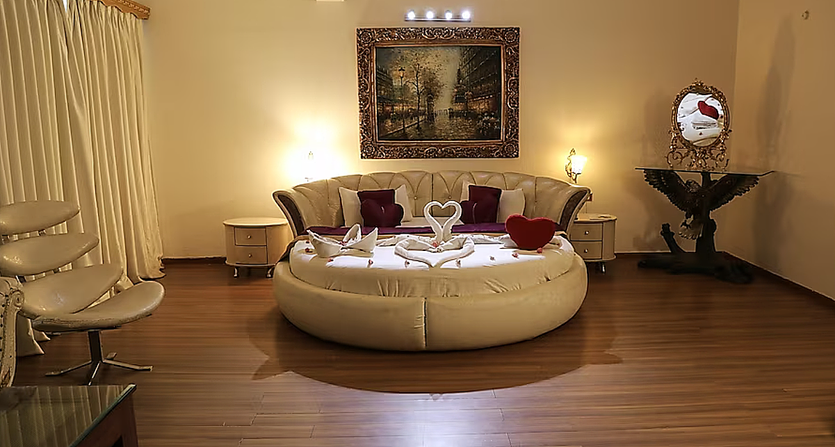 White Pearl Suites Honeymoon Suite 4