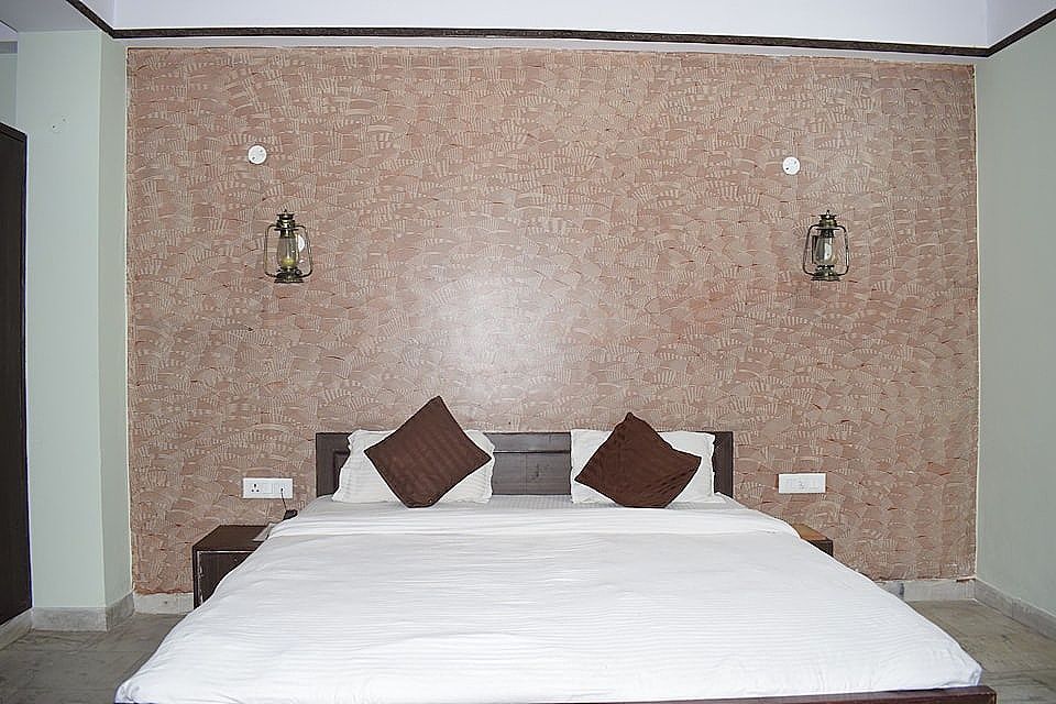 Hotel Anand Palace Deluxe Room 4