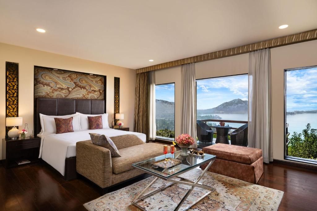 Luxury Room King Bed with Garden