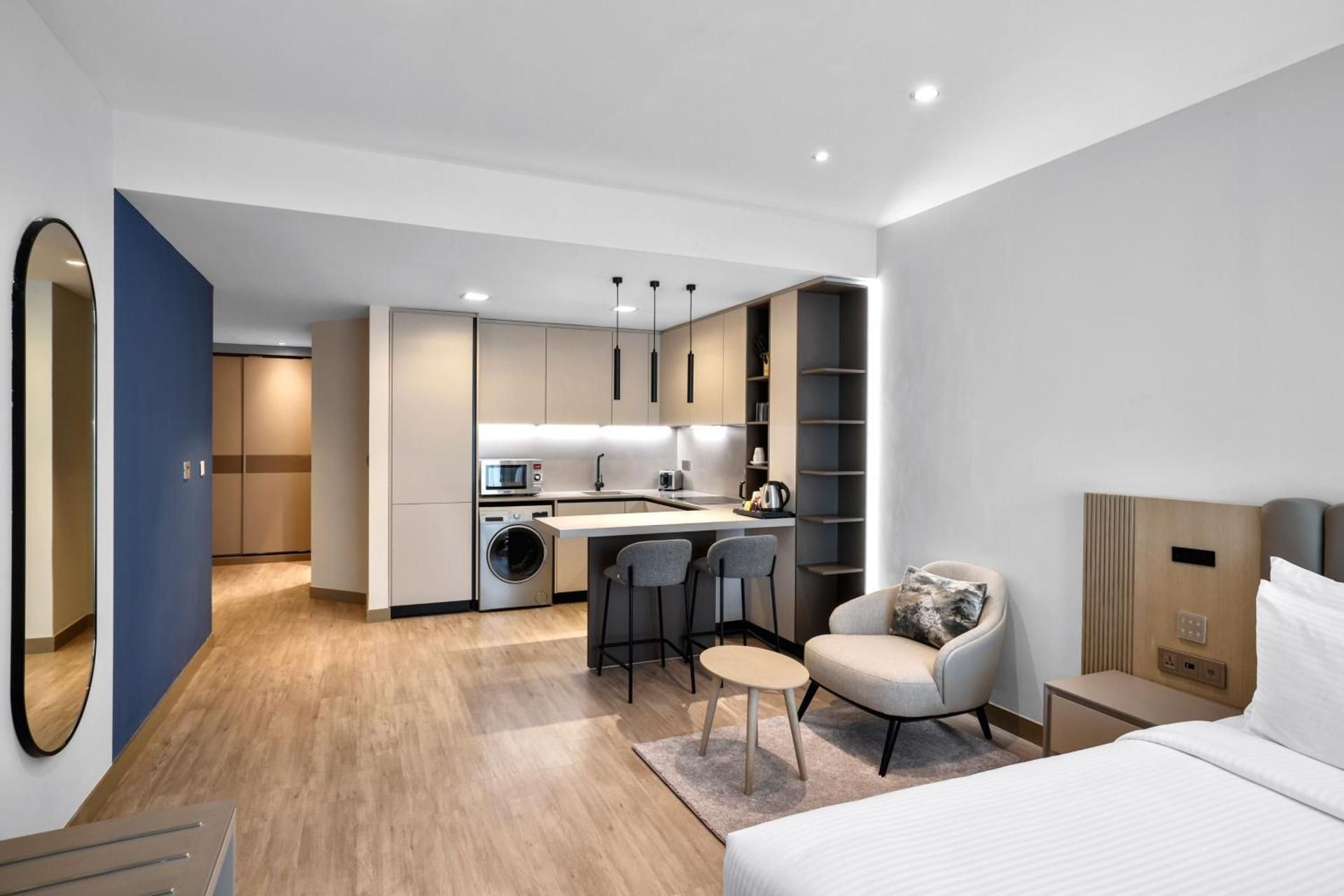 Deluxe, Studio, 1 King, City view