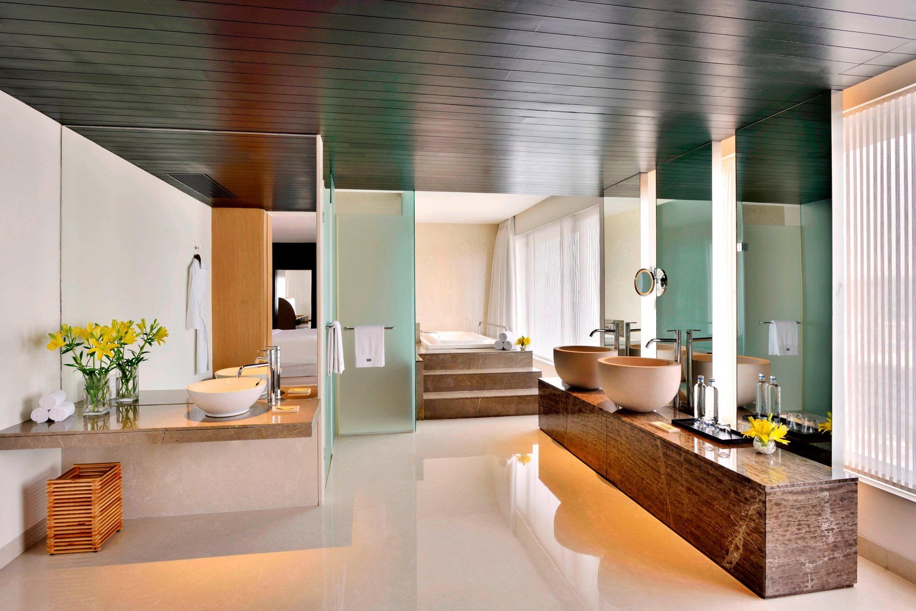 Luxury Suite, Executive lounge access, 1 Bedroom Suite, 1 King, Luxury Suite view, Balcony