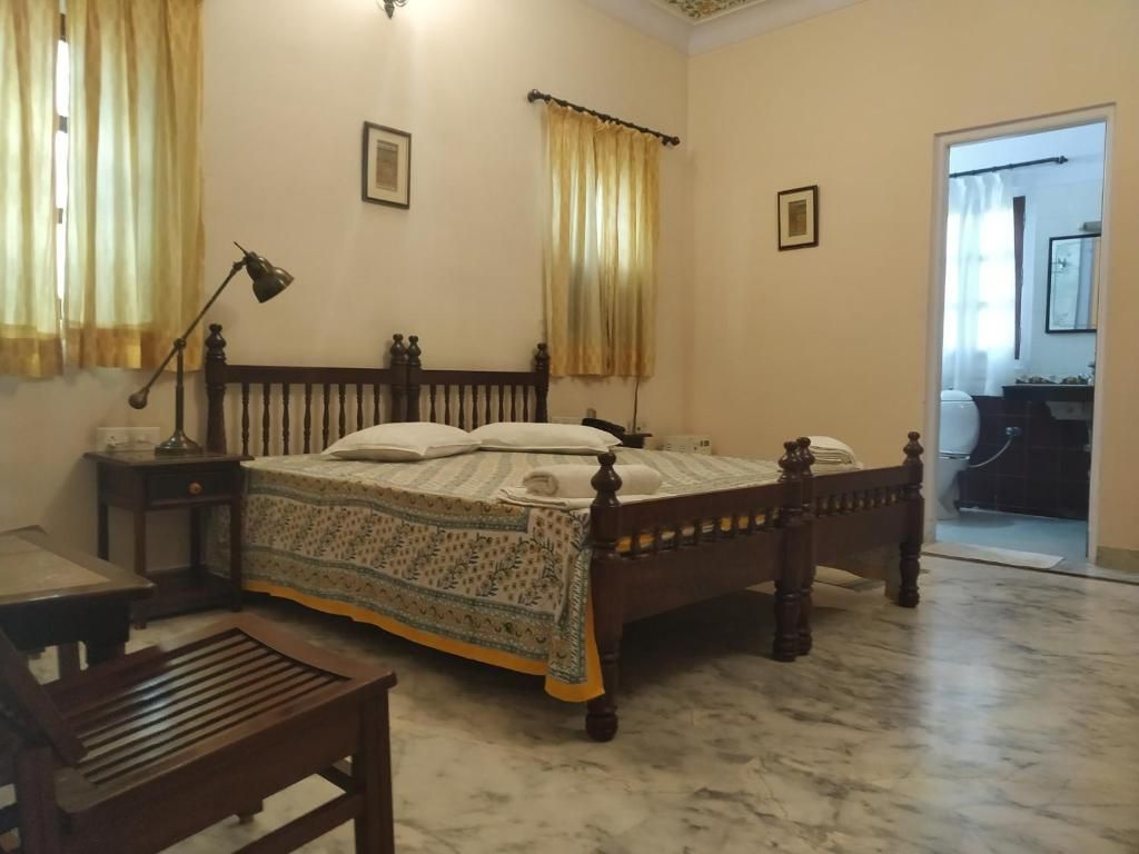 Semi Deluxe Single Room