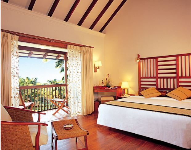Superior Cottage Partial Sea View king bed