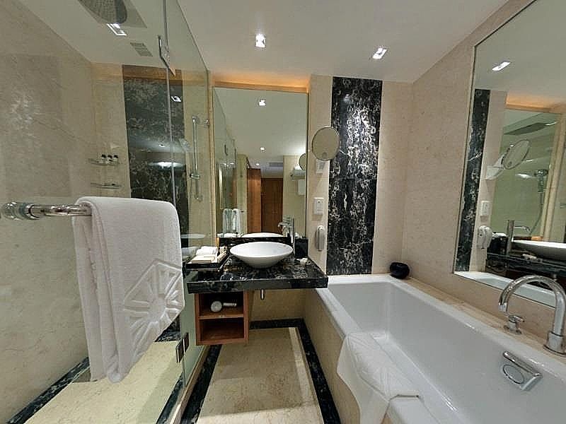 Executive Suite with One way Airport Transfers & Cocktails hours