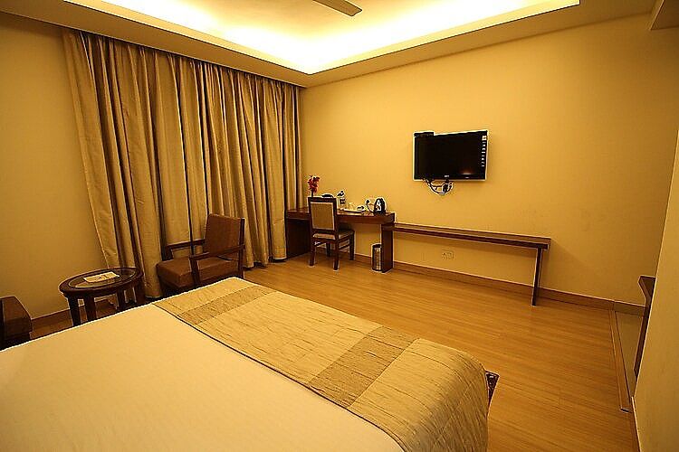 Hotel Forest Avenue - Best Luxury Hotel in Dehradun Deluxe Room with City View 5