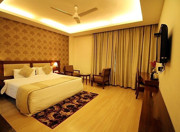 Hotel Forest Avenue - Best Luxury Hotel in Dehradun Deluxe Room with City View 2