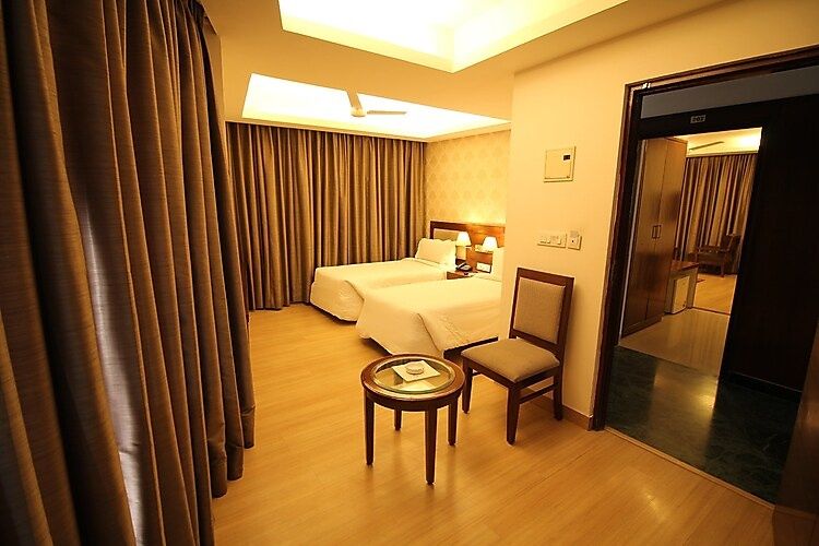 Hotel Forest Avenue - Best Luxury Hotel in Dehradun Deluxe Room with City View 4