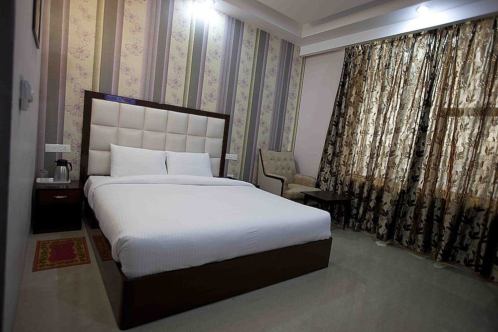 Hotel Pelican Deluxe Double Room with Work Desk 12