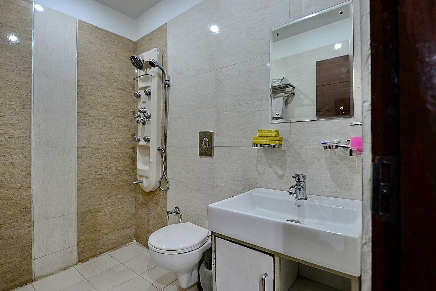 Hotel Pelican Deluxe Double Room with Work Desk 7