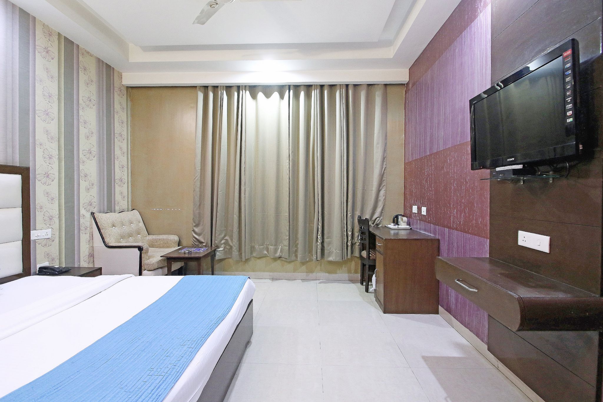 Hotel Pelican Deluxe Double Room with Work Desk 8