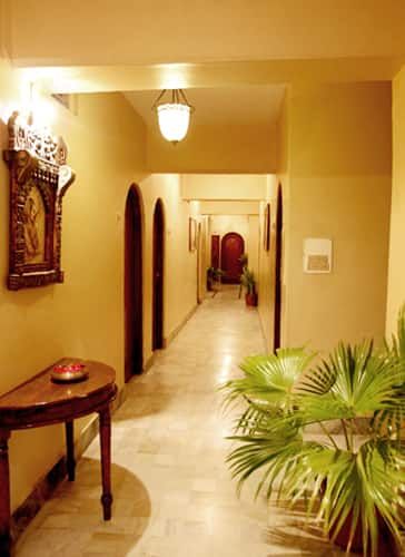 Hotel Sandhu Palace passage