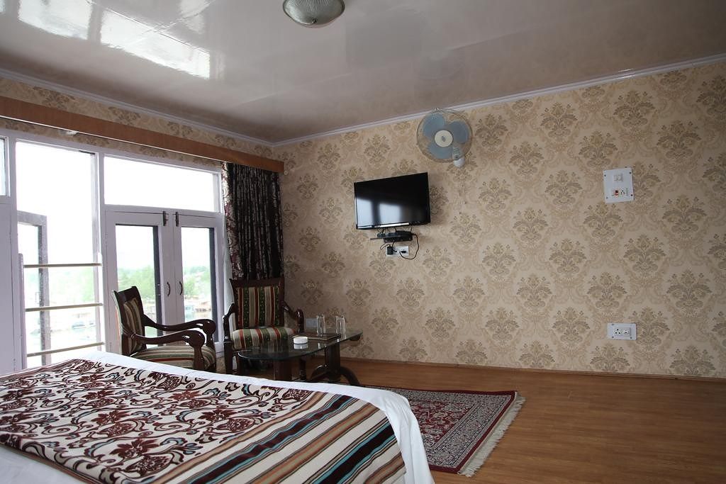 Deluxe Lake View Room
