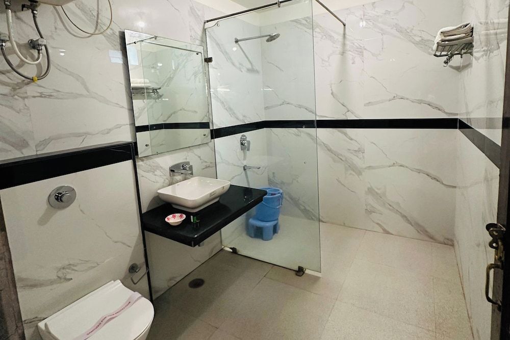 Tiger Safari Resort Deluxe Room 4