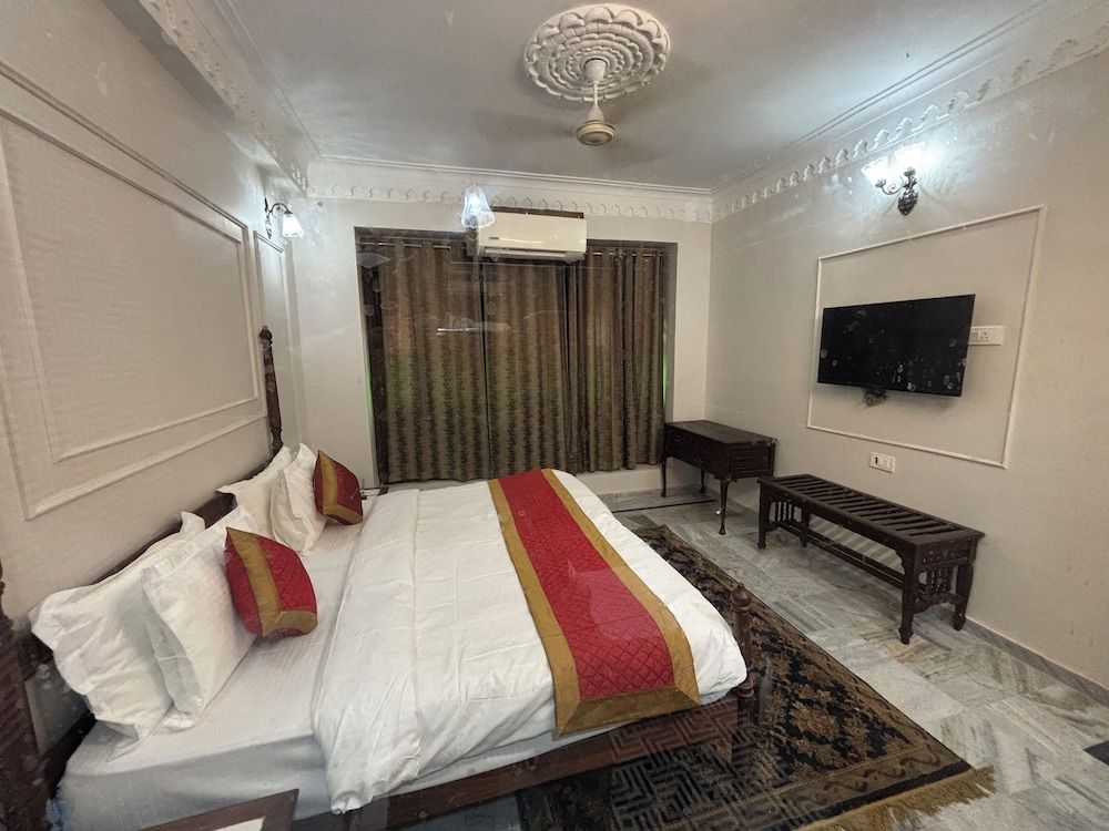 Hotel Royale Plazo Deluxe Room 3