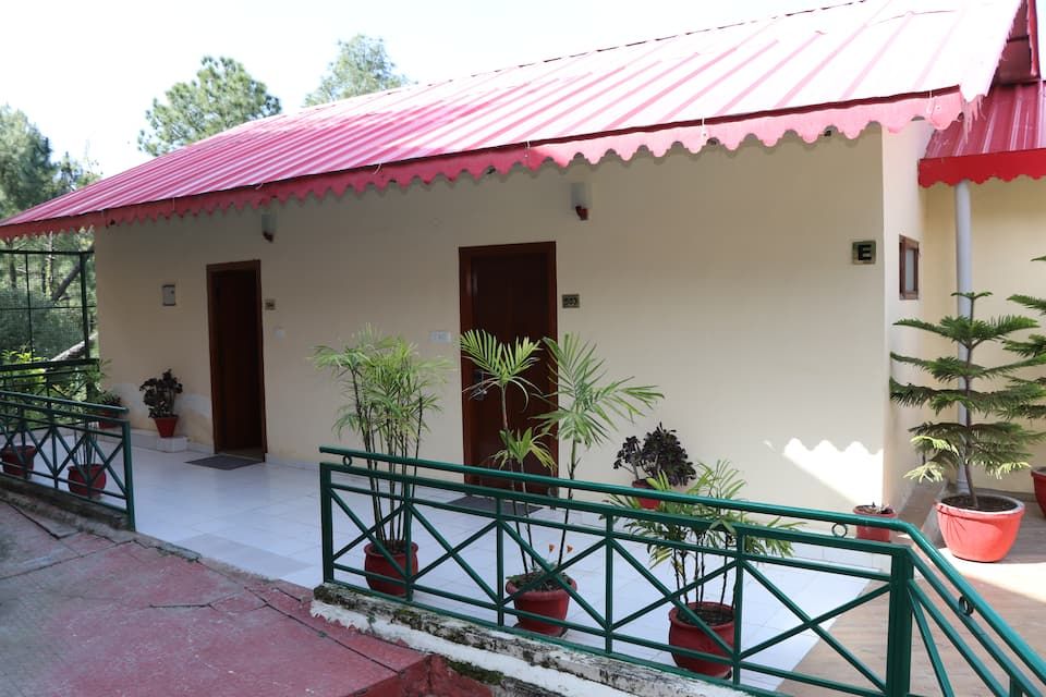 front_view_of_rooms_G7ZRP5