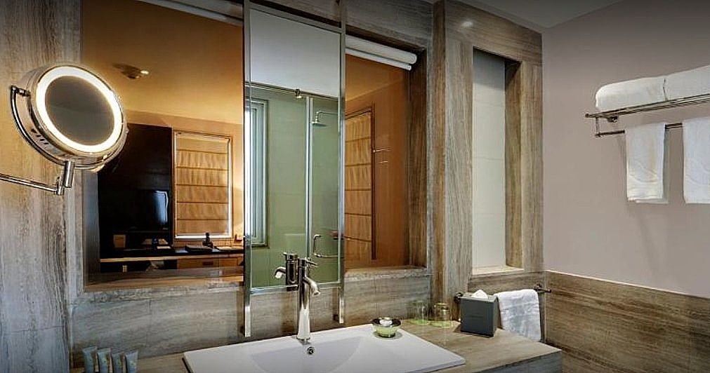 Quality Inn Gurgaon Standard King Room 4