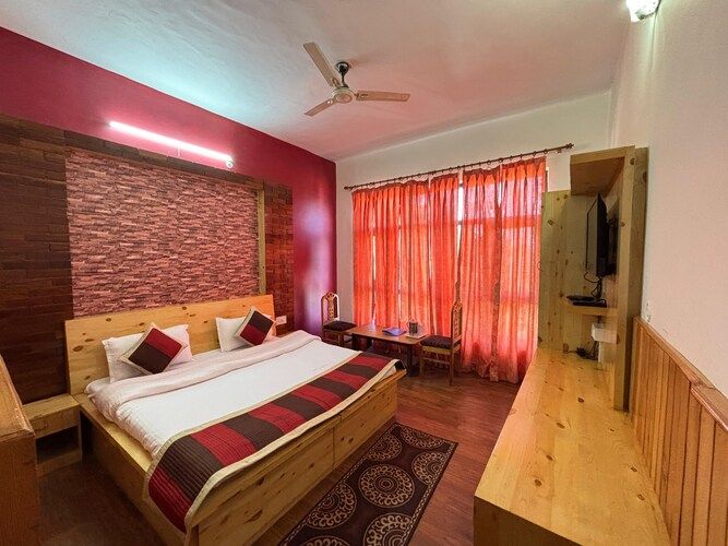 Deluxe Room (Himalaya Facing)