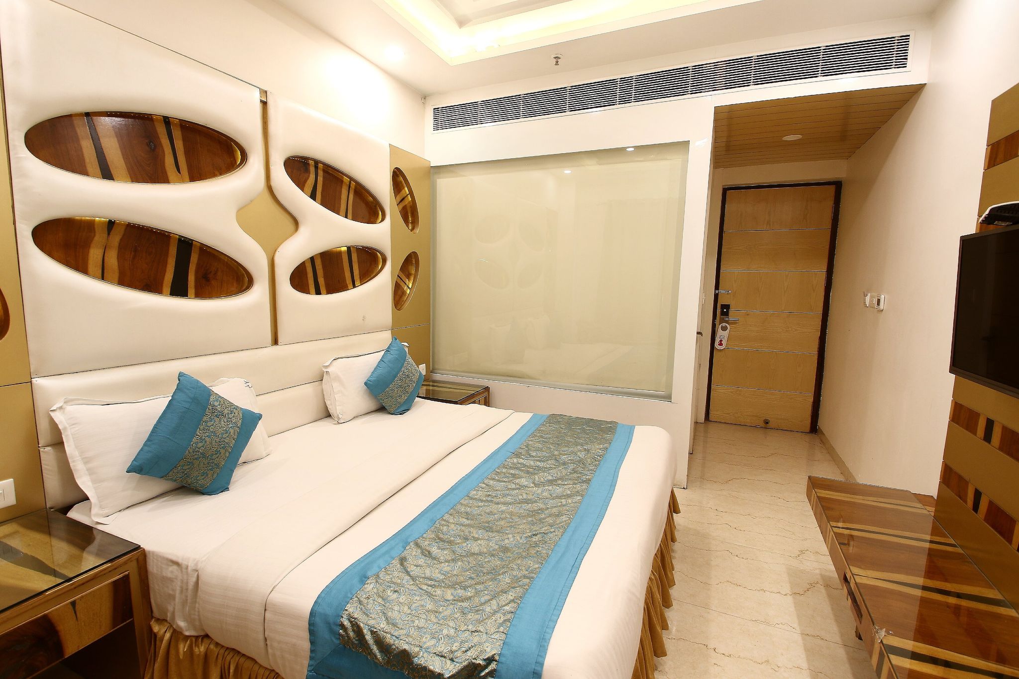 Hotel The Gold Regency Deluxe Room With Window - Welcome Drink on Arrival Juice or Butter Milk 14