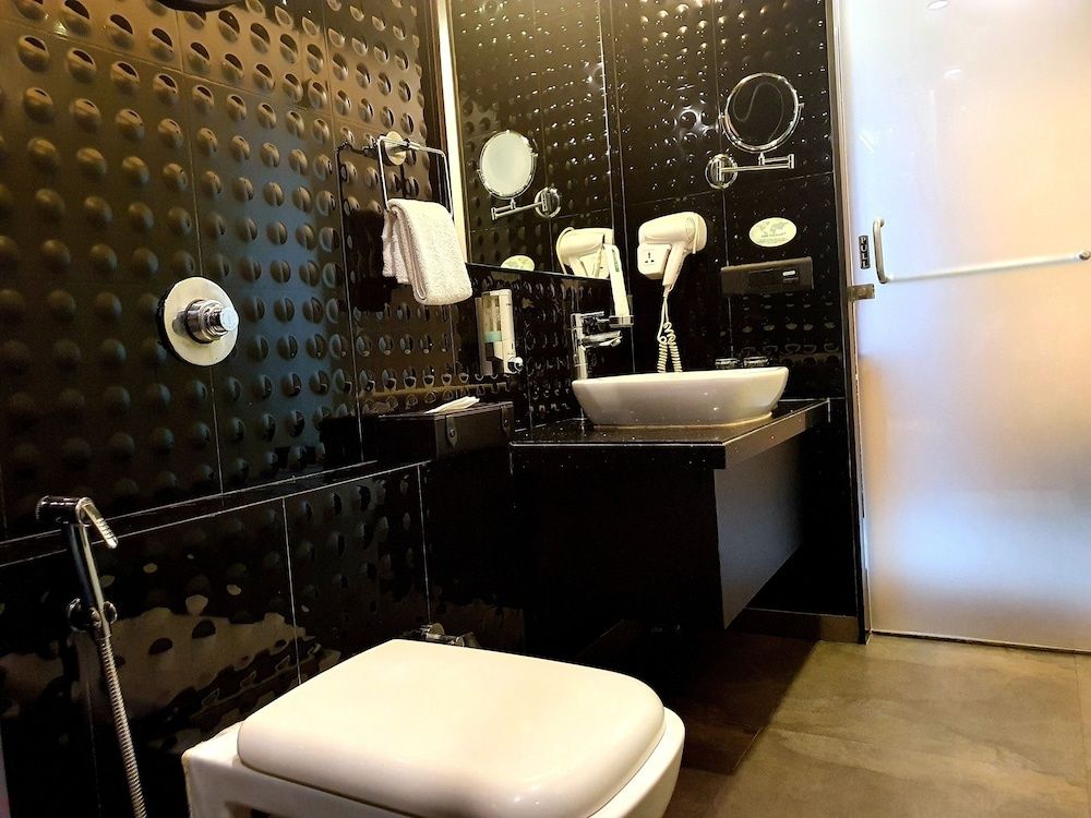 The Dragonfly Art Hotel Deluxe Room 13