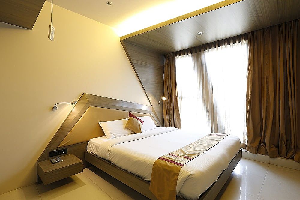 The Dragonfly Art Hotel Deluxe Room 3