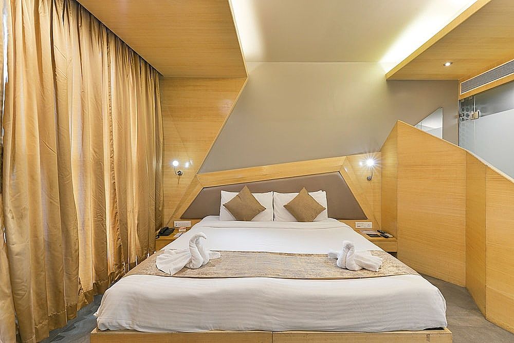 The Dragonfly Art Hotel Deluxe Room 8