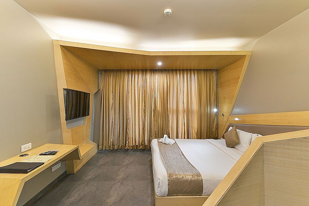 The Dragonfly Art Hotel Deluxe Room 2