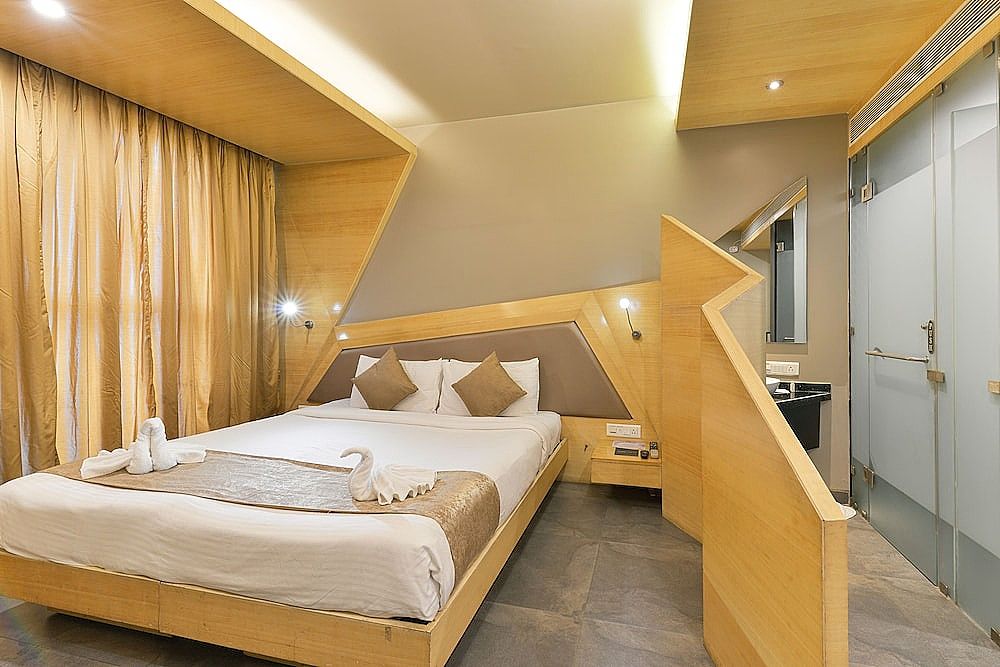 The Dragonfly Art Hotel Deluxe Room 7