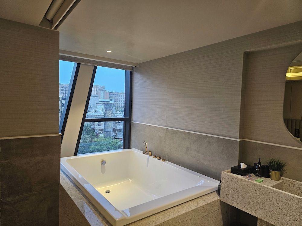 Deep soaking bathtub