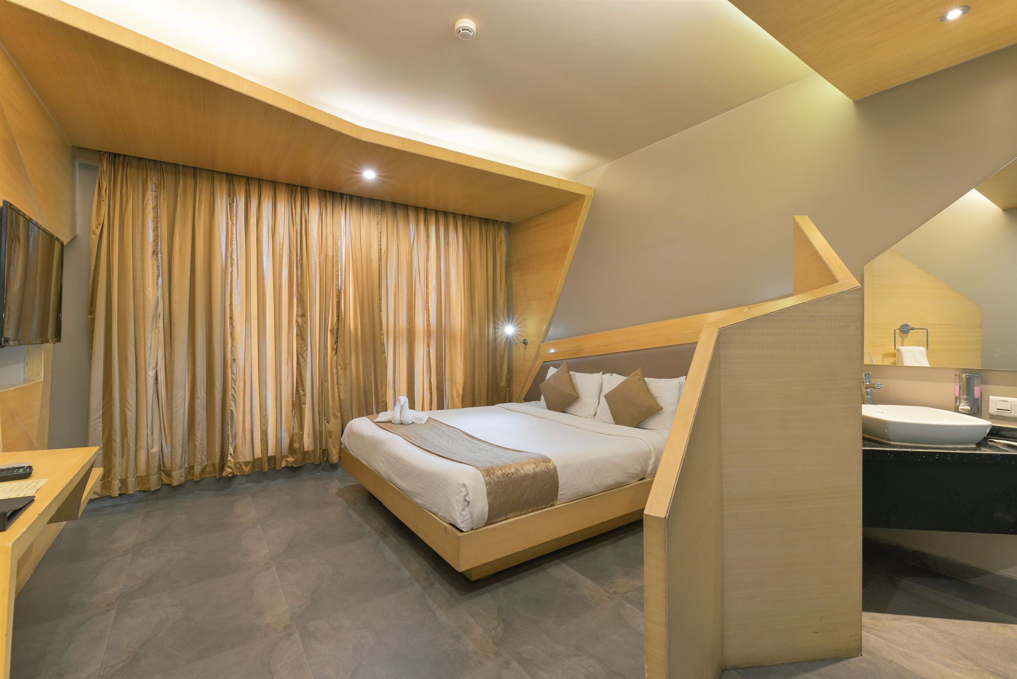 Dragonfly Hotel - The Art Hotel Deluxe Room 8