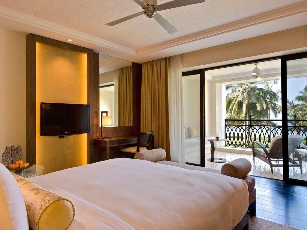 1 King Bed Room with Pool View and Balcony