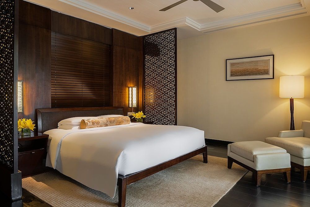 1 King Bed Room with Bay View and Balcony