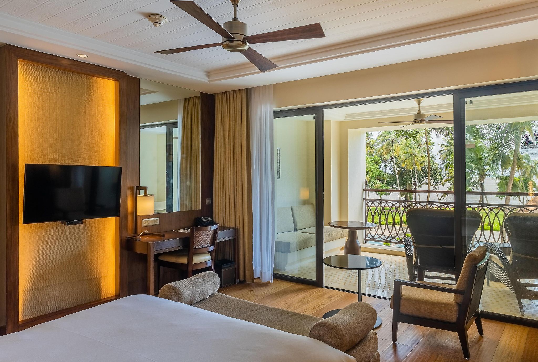 Room, 1 King Bed, Balcony, Bay View (Club Access)