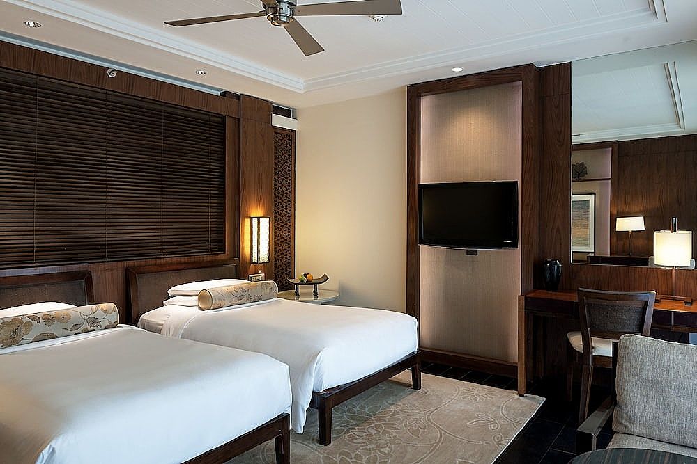 Room, 2 Twin Beds, Balcony, Bay View (Club Access)