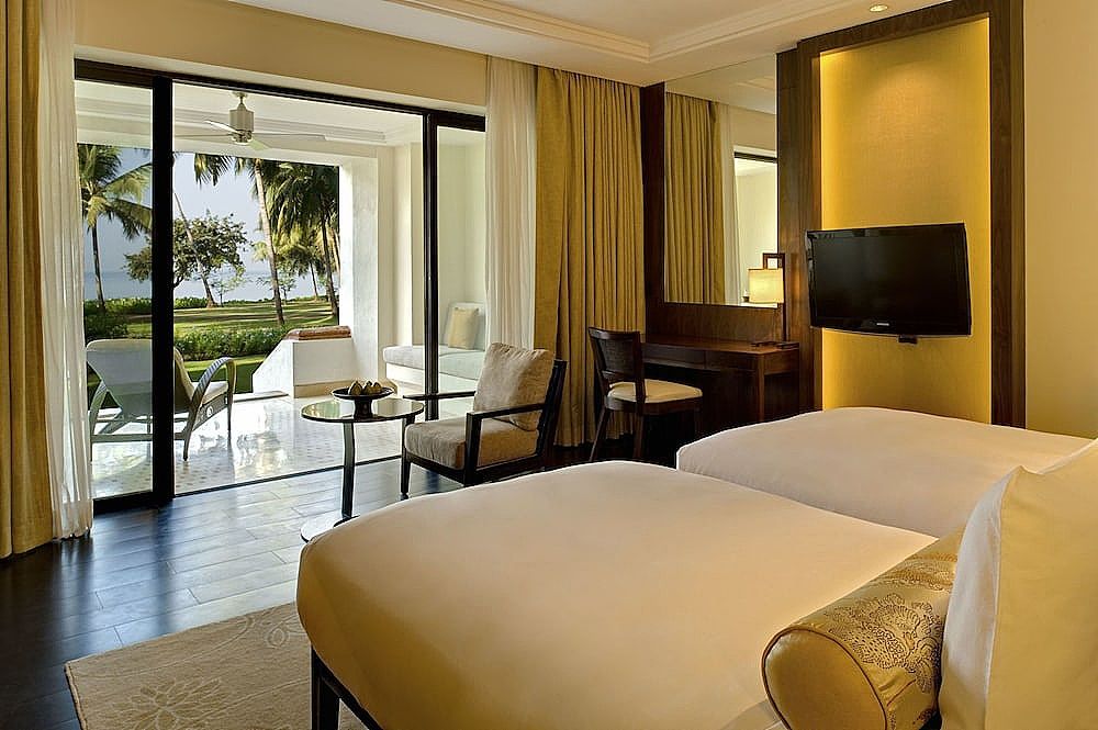Room, 2 Twin Beds, Balcony, Bay View (Club Access)