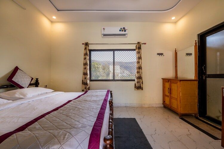 The Country Side Resort Hut Room 4