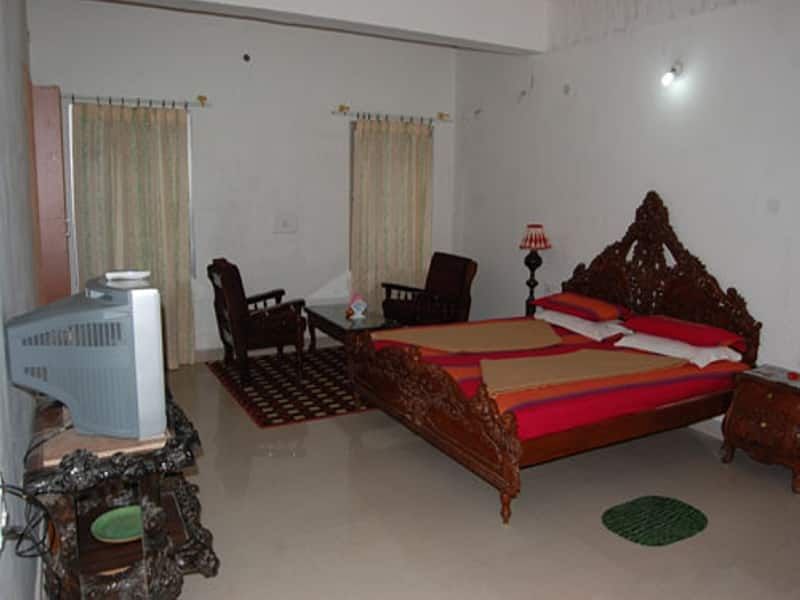 Hotel Rajmahal Deluxe Non AC Room 3