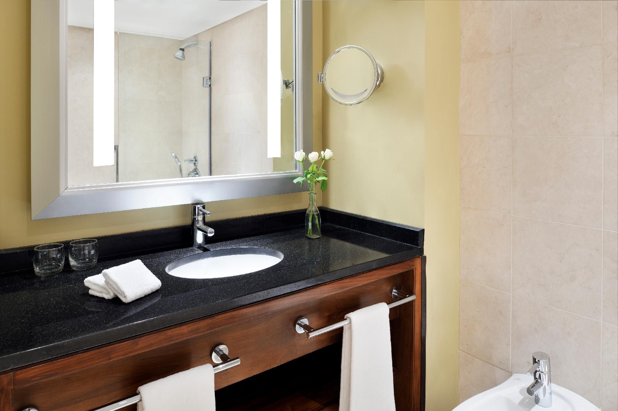 1 King Standard Smoking