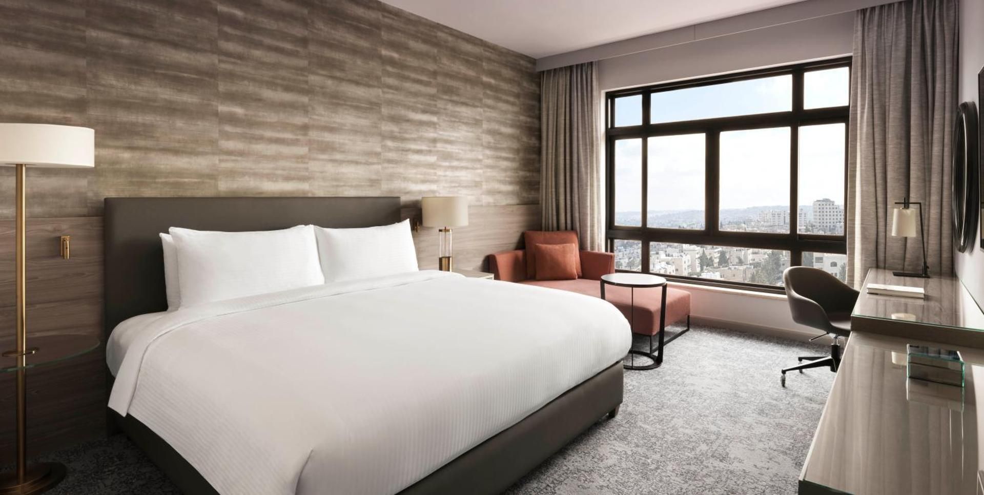 1 Bedroom Suite Dining