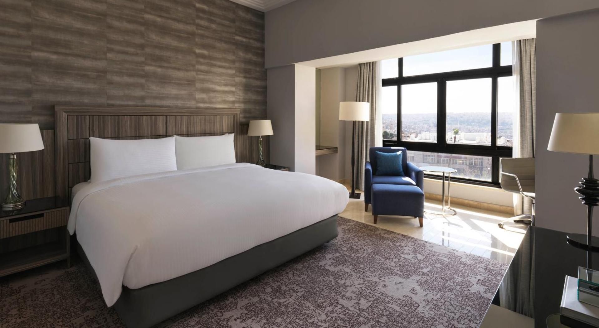 1 Bedroom Suite Dining