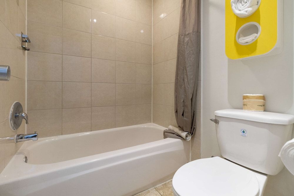 Motel 6 Claremont, CA Standard Room, 2 Queen Beds, Non Smoking 7