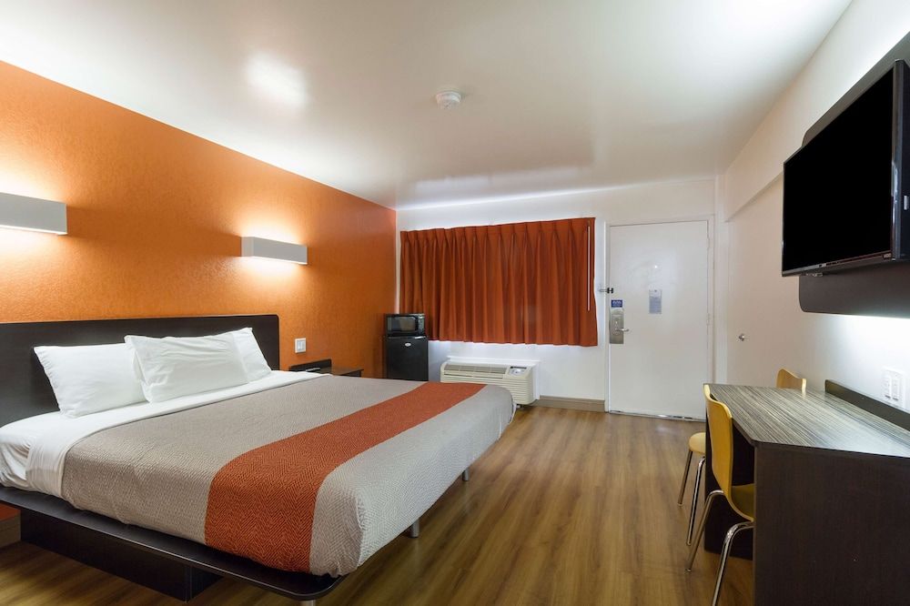 Motel 6 Claremont, CA Standard Room, 1 King Bed, Non Smoking 4